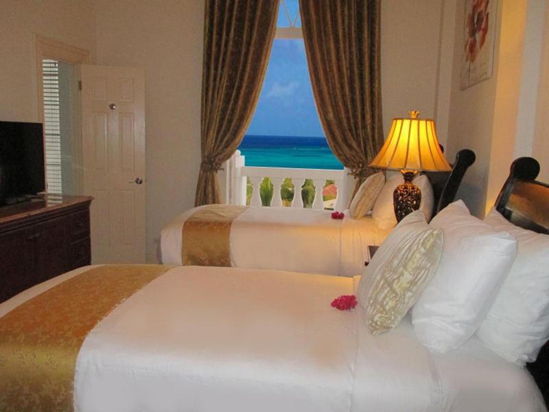 Ocean West Boutique Hotel Nassau Exterior photo